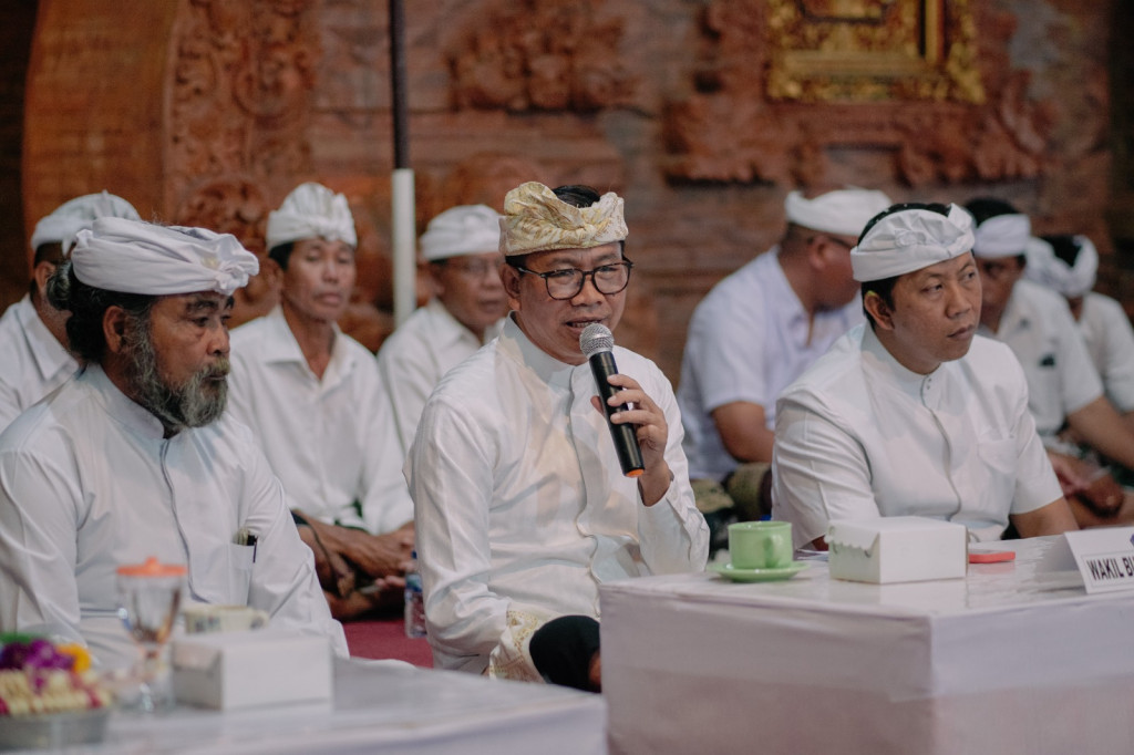 Wabup Suiasa Hadiri Karya Ngenteg Linggih Pura Agung Banjar Sedahan Desa Gulingan